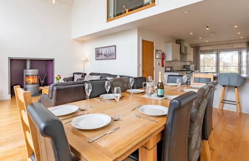 Cirencester Cottage | Muntjac Lodge, Cotswold Water Park, sleeps 10 guests in 5 bedrooms