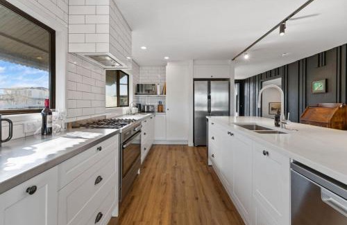 Hilltop House | Muritai - Size! Location! Views!