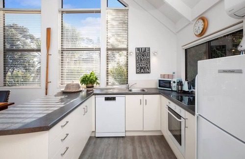 Raglan Apartment | MURITAI WATERS - incredible waterfront location