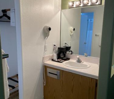 Lee Vining Hotel | Murphey's Motel LLC