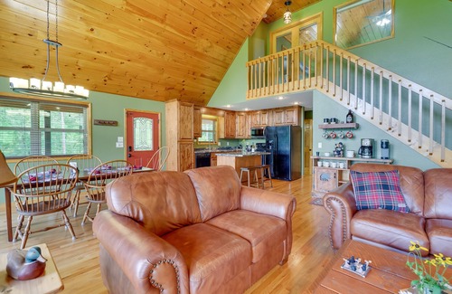 Unaka Cabin | Murphy Cabin w/Hot Tub, Fire Pit & Mountain Views