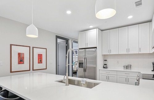 Rolling Mill Hill Condo | Muse | Central downtown condo with fast WiFi, Pac-Man, central AC & gym