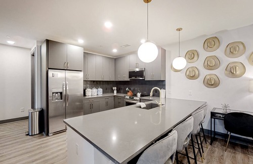 Rolling Mill Hill Condo | Muse | Modern condo in great downtown location with balcony & rooftop lounge