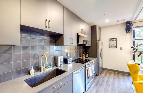 Rolling Mill Hill Apartment | Muse - The Flat - upscale condo near top attraction with a rooftop lounge & gym