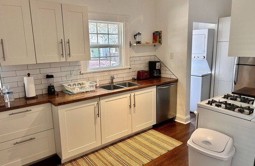 South Central Houston Apartment | Museum Dist - Comfy 2Br - FREE Park - 5StarHost