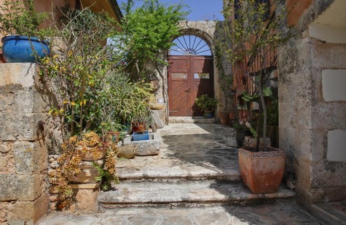 Faraklata Hotel | Museum Hotel George Molfetas
