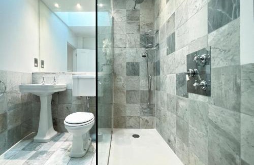 Holborn and Covent Garden Apartment | Museum St Central Soho Townhouse