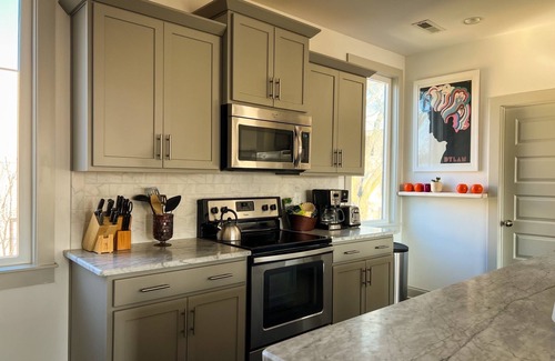 Talbot's Corner House | Music Centric Home, 5 minutes to Broadway.