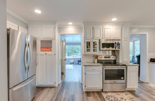 Glengarry House | Music City Megastar - Private Pool & Hot Tub