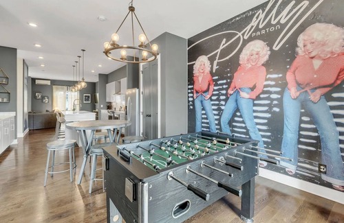 East Hill Condo | Music Row Retreat 1035-Sleeps 10