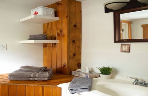 Gravenhurst Cottage | Muskoka Cottage, Bunkie + Sauna-1.5 hrs from TO!