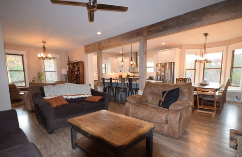 Saluda House | Mustard Seed Farm Estate l sleeps up to 16 people