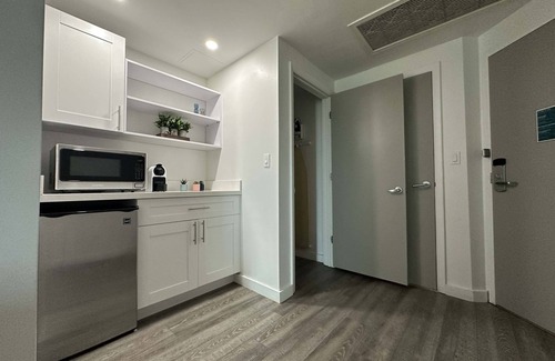 Coconut Grove Apartment | MVR Bright Suite with Premium Bedding