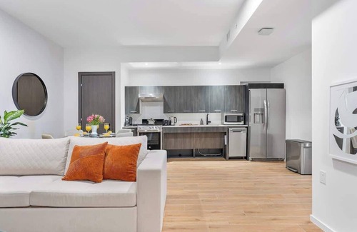 Downtown Miami Apartment | MVR - VIP Pool Deck & Rooftop Lounge Access!