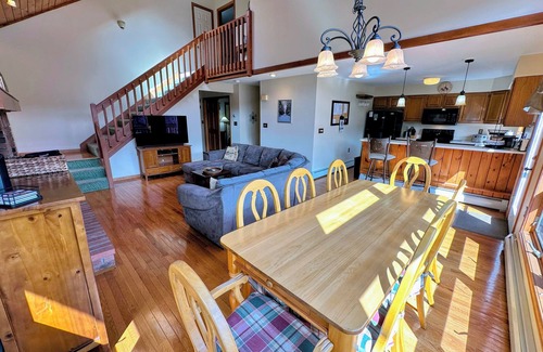 Bretton Woods House | MWP66 End Unit with Gorgeous Mountain Views, Pool Table, Pool/Gym Passes!