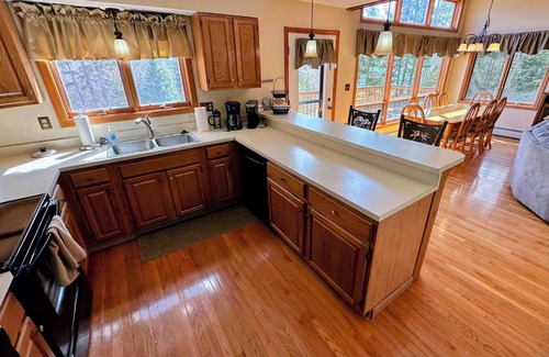 Bretton Woods House | MWP66 End Unit with Gorgeous Mountain Views, Pool Table, Pool/Gym Passes!