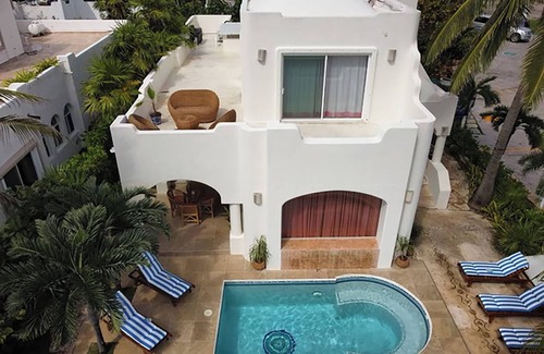Playacar Fase I House | 1 min walk to beach, ocean views, Mayan ruins, private pool— paradise awaits!