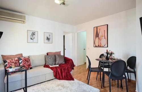 Arapiles Apartment | My City Home- Bright apartment in great location