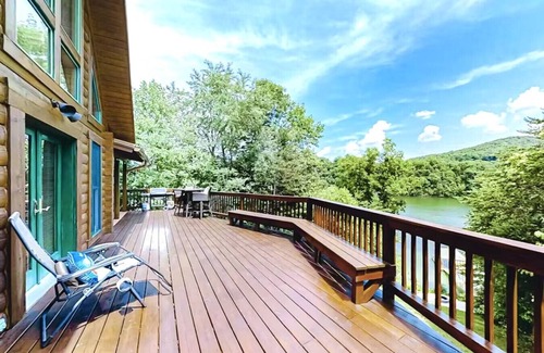 Tazewell House | My Happy Place - Lakefront cabin