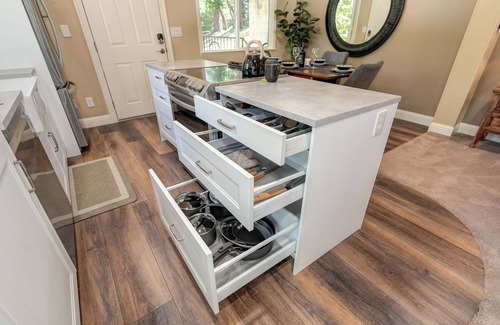 Chicago Park Apartment | My Lil' Piece of Heaven. 1 mile to Rollins Lake. Full kitchen. Dog-friendly.