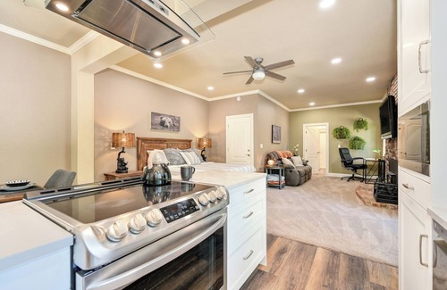 Chicago Park Apartment | My Lil' Piece of Heaven. 1 mile to Rollins Lake. Full kitchen. Dog-friendly.