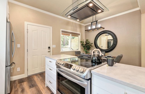 Chicago Park Apartment | My Lil' Piece of Heaven. 1 mile to Rollins Lake. Full kitchen. Dog-friendly.