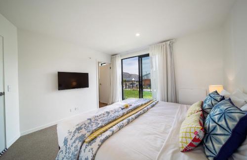 Lake Hayes Cabin | MyHolidays, Shotover, Delux Ensuite rooms