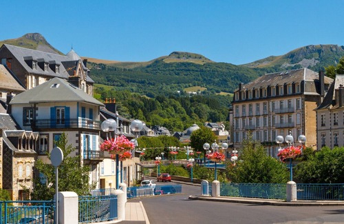 La Bourboule Apartment | Myosotis No. 5 – Parisian Villa with Mountain View and Wi-Fi