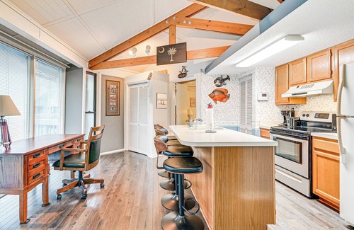 Surfside Beach House | ‘Myrtle Beach Tree House' w/Deck ~ 7 Mi to Beach!