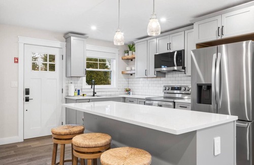 Mystic - New London Apartment | Mystic Hilltop Haven: Close Walk to Downtown