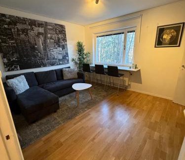 Hasselby Apartment | Nära metro, stranden och skogen.