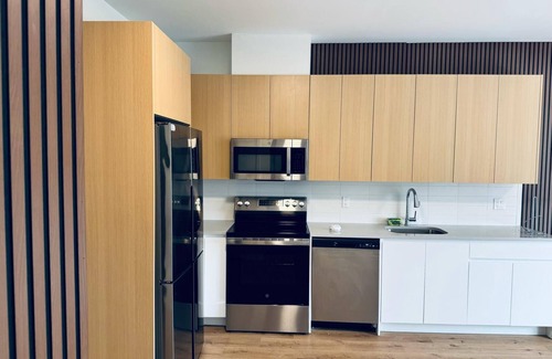 East Orange Apartment | n 1-bedroom apartment with AC, gym, sonar , hot tub in East Orange