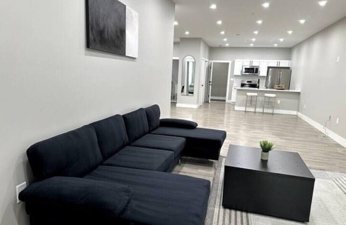 Albany Apartment | N E W Modern 1 Bedroom RARE Apt w office spacenn