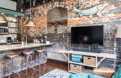 Downtown Asheville Apartment | N. Lexington Ave 1 BD King/1 BA 566 SF + free parking