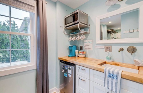 Nags Head Apartment | Nags Head Retreat- Walk to beach and sound, bikes and beach chairs included!