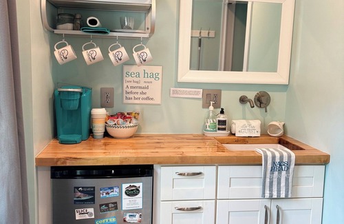 Nags Head Apartment | Nags Head Retreat- Walk to beach and sound, bikes and beach chairs included!