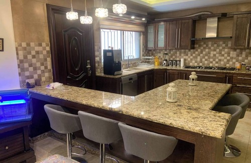 Amman Apartment | nakheel vipnCharming 3-bedroom apartment with WiFi, AC in welcoming عمّان