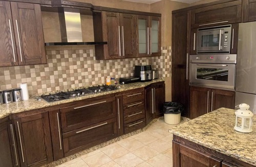 Amman Apartment | nakheel vipnCharming 3-bedroom apartment with WiFi, AC in welcoming عمّان