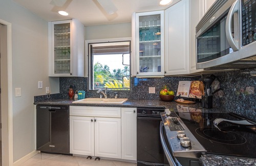 Kailua-Kona Condo | Nalu Bliss- Amazing 2BR Waterfront Location on Alii Dr Close to Town and Beaches