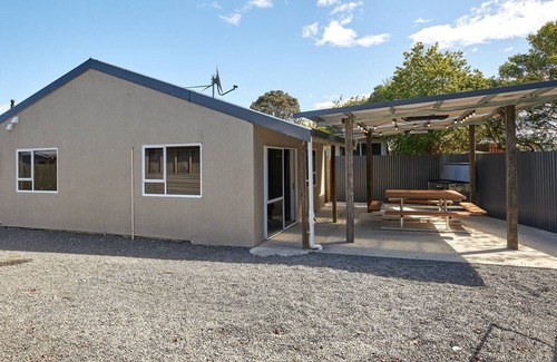South Bay House | Nan's Bach - Kaikōura Holiday Home