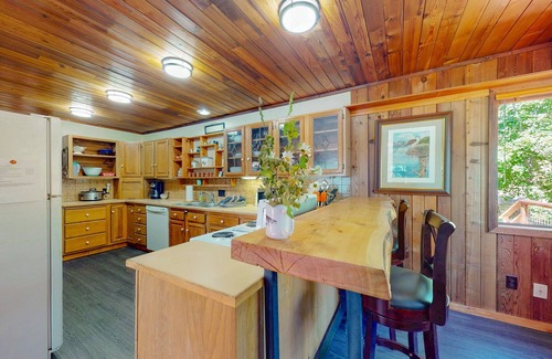 Joseph House | Nana and Papa's | Lakefront, dog-friendly home in Joseph with amazing yard, deck
