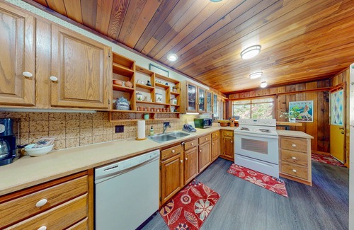 Joseph House | Nana and Papa's | Lakefront, dog-friendly home in Joseph with amazing yard, deck
