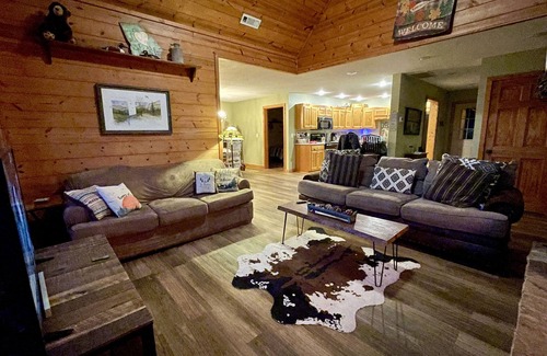 Hiawassee Cabin | Nana B’s beautiful mountain retreat. Pet friendly! Only 3 miles to Lake Chatuge!