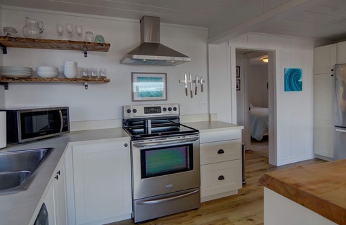 Oceanside House | Nancy's Lookout - located in the heart of Oceanside, dog friendly