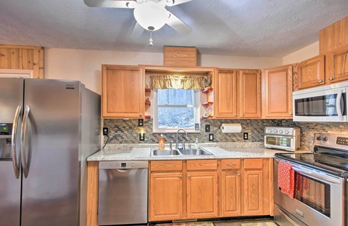 Lake Nantahala Cabin | Nantahala Mountain Cabin w/Deck ~ 1 Mi to Hiking!