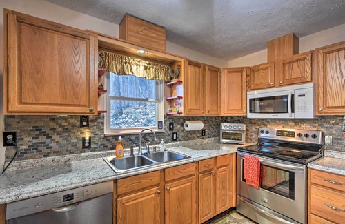 Lake Nantahala Cabin | Nantahala Mountain Cabin w/Deck ~ 1 Mi to Hiking!
