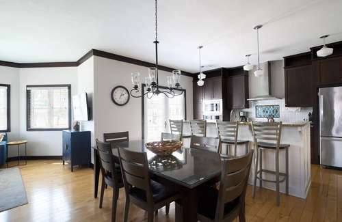 Holland House | "Nantucket 5 Bedroom" Luxury Townhome, Pool, Hot Tub, Golf Membership, Near Lake and Beaches