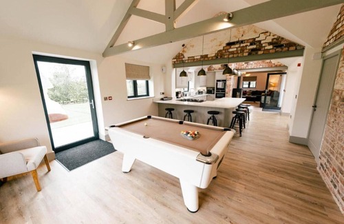 Nantwich House | Nantwich Barn, Three-Bedroom Barn with hot tub & pool table
