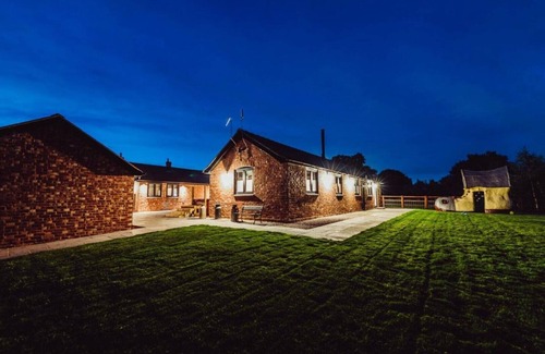 Nantwich House | Nantwich Barn, Three-Bedroom Barn with hot tub & pool table