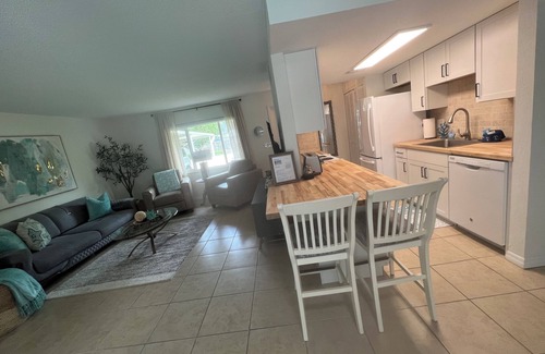 Edgewater House | Naomi’s pool, river & beach getaway